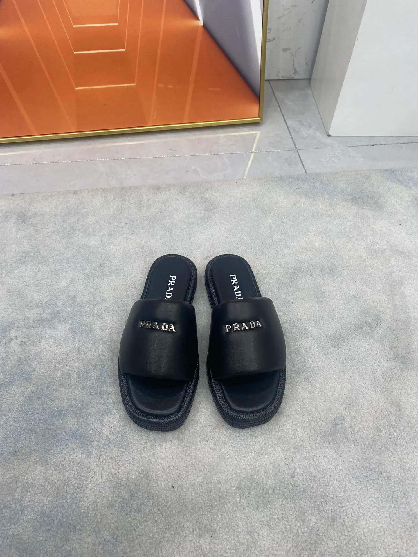 👟👟Ex-factory price 500👟👟 PRADA 2024 [Fireworks] [Fireworks] Popular straw woven series, a must-have slipper for lazy people, it looks so good on the feet. I love this hand-woven one. The upper is mixed sheepskin, and the outsole is made of imported raffia bag, ultra-light TPU, code number 5-41,
